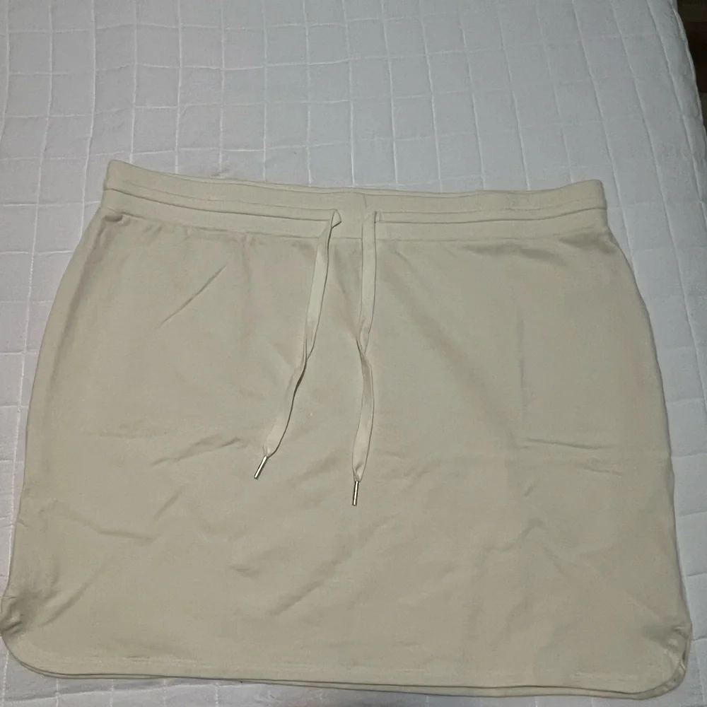 Women’s Size XL Athletic Mini Skirt. Brand is Baily Ritual